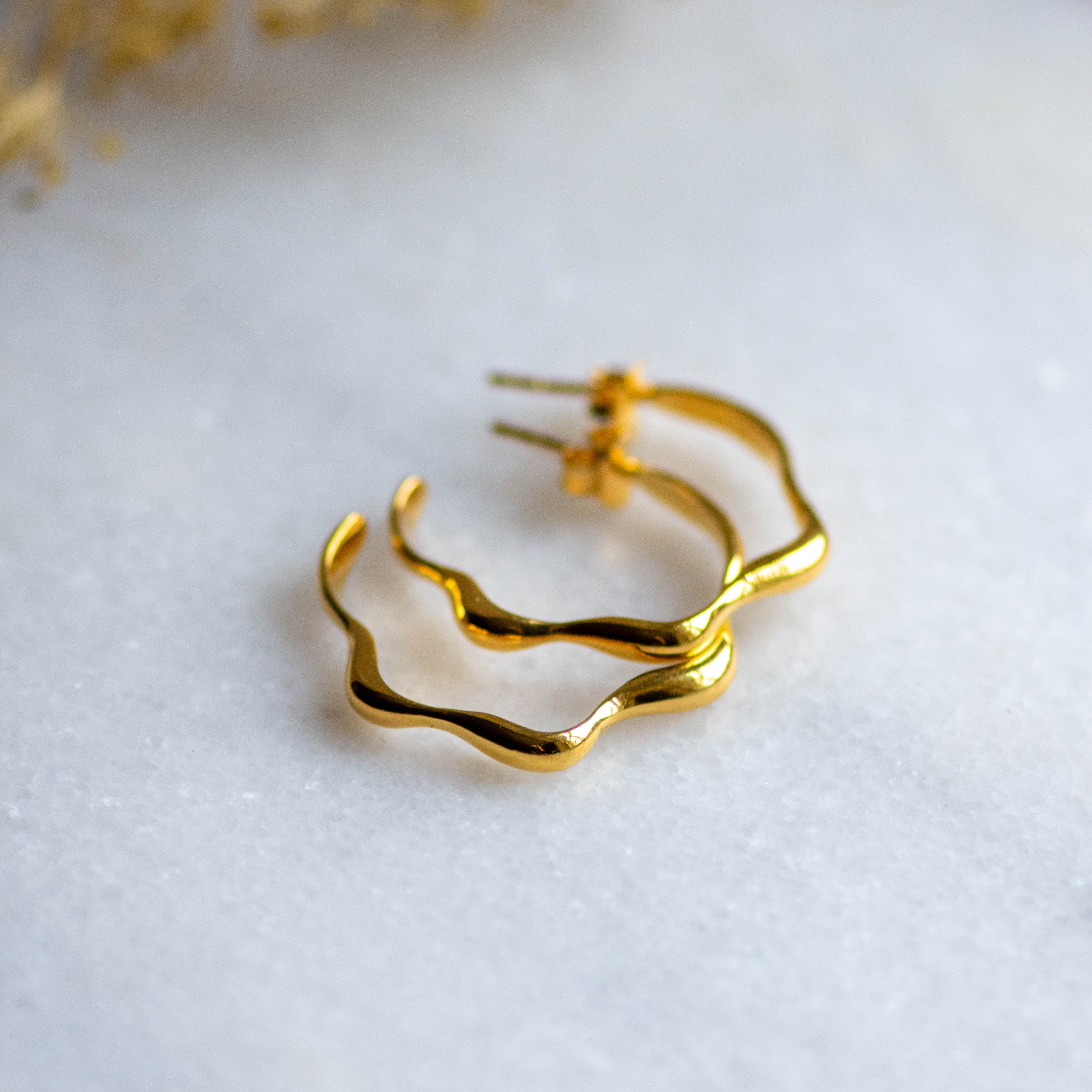 Wave Hoops in Gold Earring Memara 